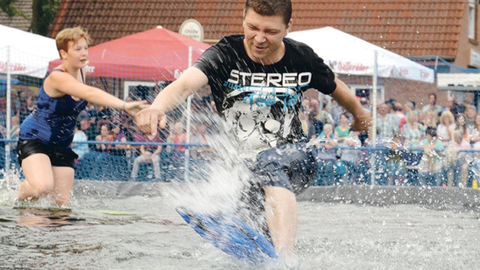 Das Wasser nur so spritzen ließen die Kandidaten im vergangenen Jahr beim »Flossenlauf«. © Foto: Wübbena