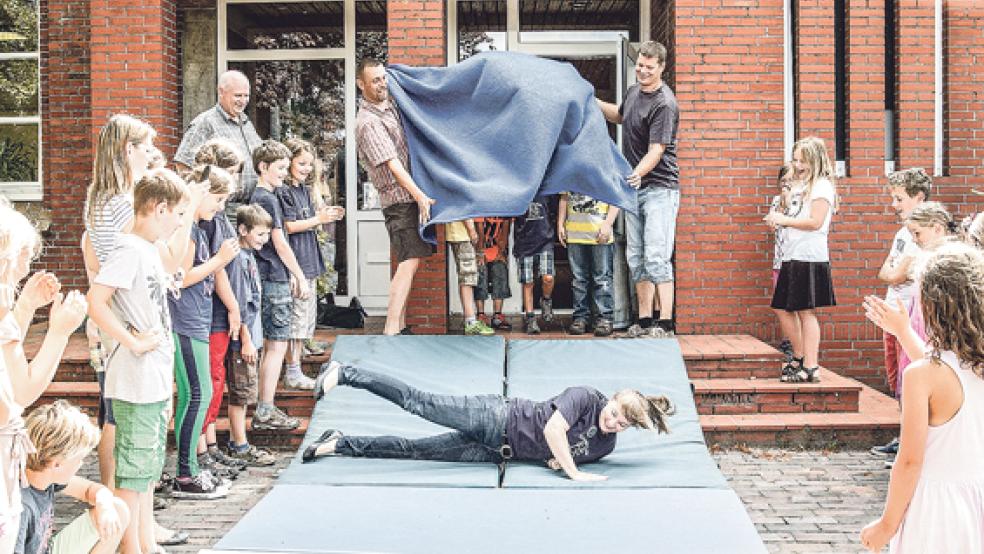 Vor die Tür geworfen wurden die Schüler und Lehrerinnen der Grundschule Stapelmoorerheide. © Fotos: de Winter