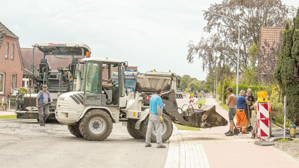 Die letzten Restarbeiten auf der Graf-Ulrich-Straße laufen. Die Bauarbeiten hatten im September 2012 begonnen - also vor fast zwei Jahren. © Foto: de Winter