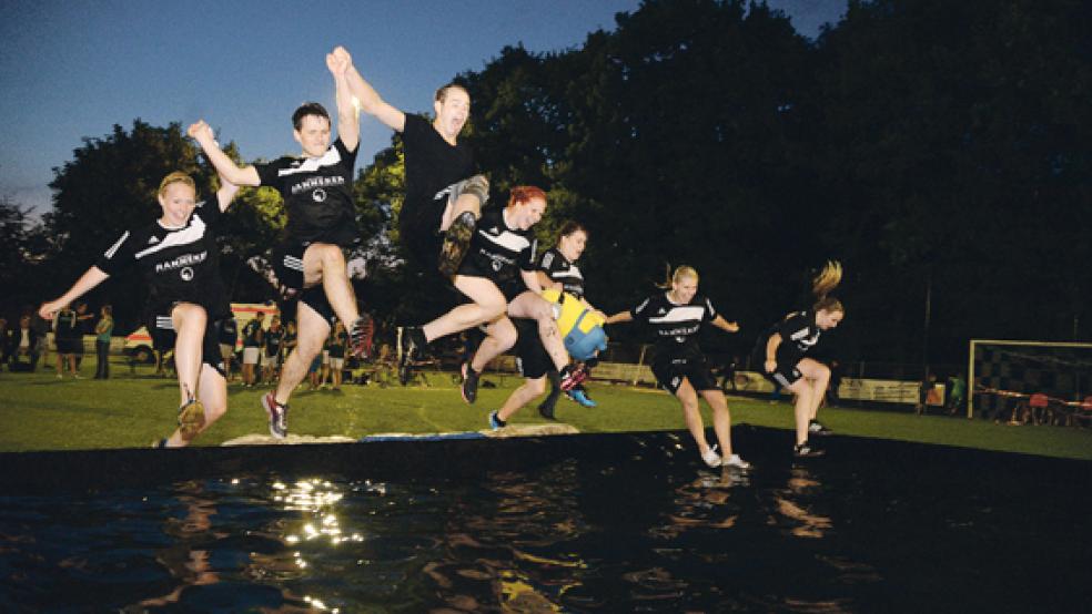 Abkühlung gefällig? »Isas Superkicker« von der zweiten Frauenfußballmannschaft der Sportfreunde Möhlenwarf gönnen sich nach Platz drei erst einmal ein Bad. © Fotos: Klemmer