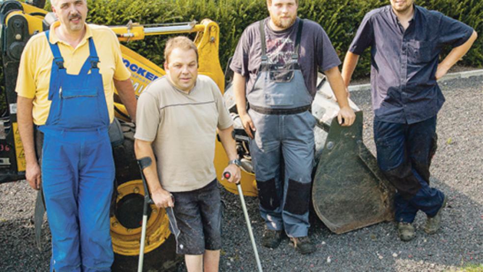 Fleißig an der Arbeit für das Stapelmoorer Schwimmbad sind Andre Klare, Stefan Kuper, Daniel Onnen und Thomas Haseborg (von links) von der Arbeitsgruppe Spaßbad Stapelmoor. © Foto: de WInter