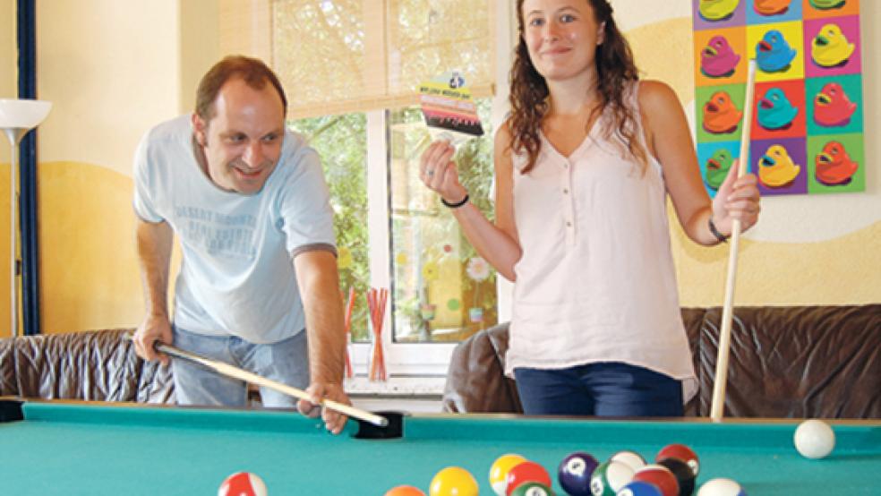 Werner Hoffmann am Billardtisch des Bunder Jugendzentrums, zusammen mit der neuen Leiterin Alina Lammers. © Foto: Hoegen