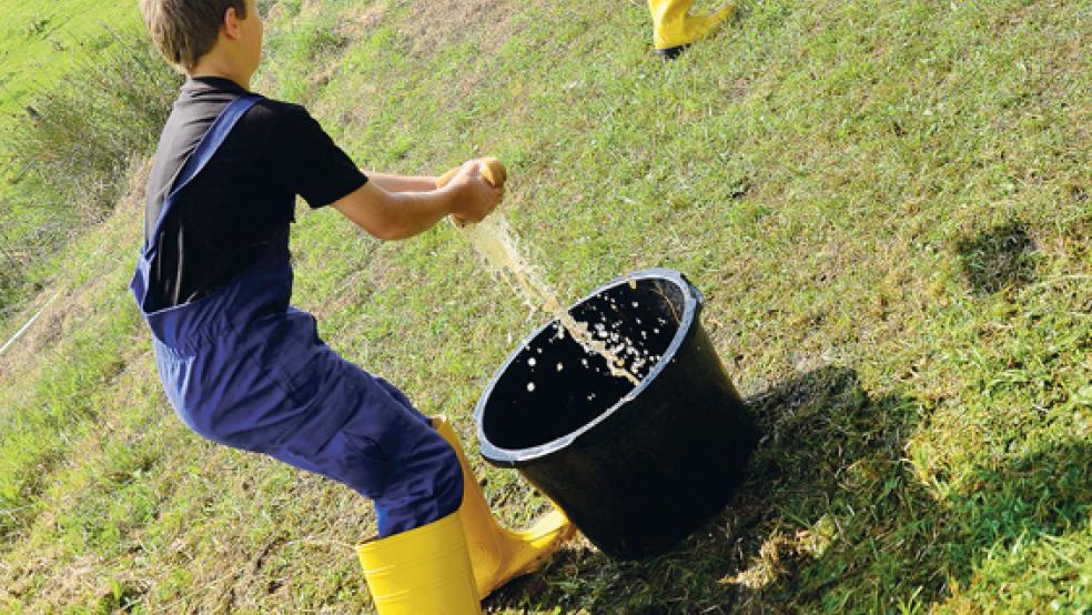 Wasser marsch: Für die Kids gab es auch einige Brände bei den freien Spielen zu löschen, aber ganz ohne Feuer. Ein Wasserkanister musste aus dem »Dachfenster« gespült werden. © Fotos: Wübbena