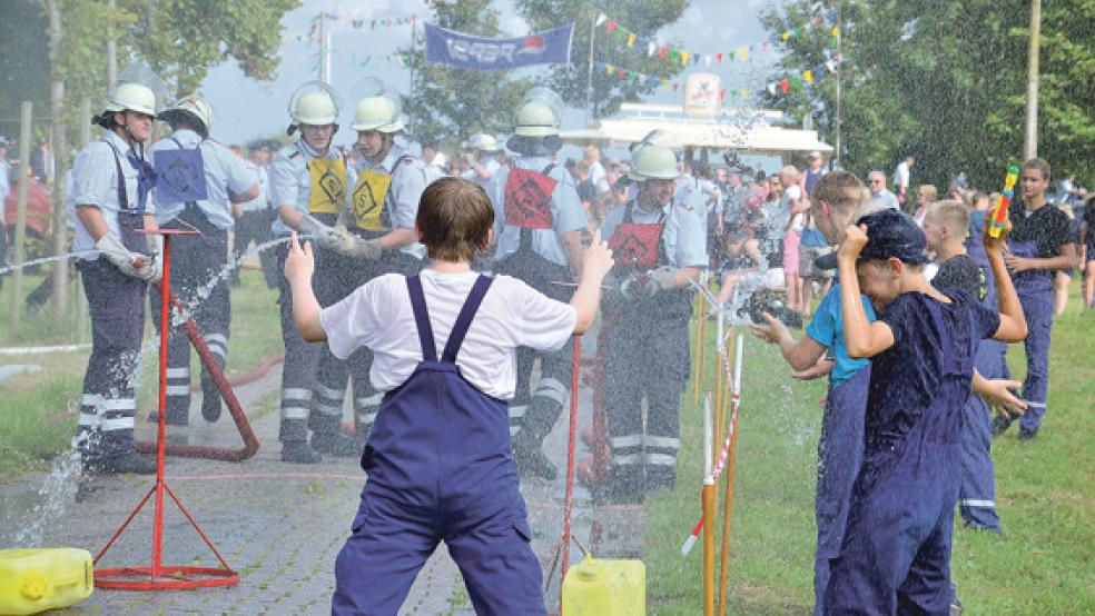 Bei der Feuerwehr Jemgum hakte es hier und da. Am Ende blieb ihr beim Schnelligkeitswettbewerb daher nur der achte Platz. © Fotos: Wübbena