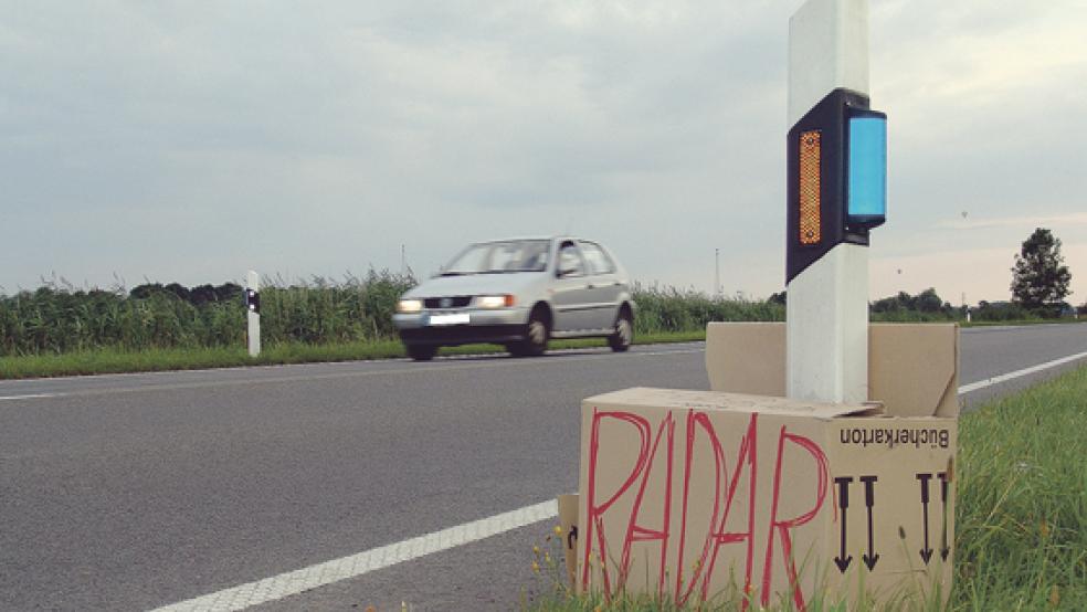 Auf der B 436 bei Ferstenborgum wurde am Montag mit einem selbst gemalten Pappschild auf eine »Blitzer-Aktion« des Landkreises Leer hingewiesen.  © Foto: Boelmann