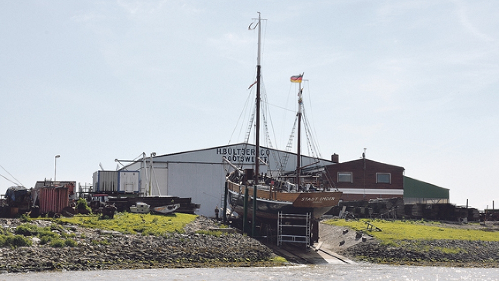 Ein Bild im Mai: Der Emder Logger ist seit mehreren Monaten in der Bültjer Werft in Ditzum, jetzt geht’s für ihn wieder nach Hause. © Foto: Plewe