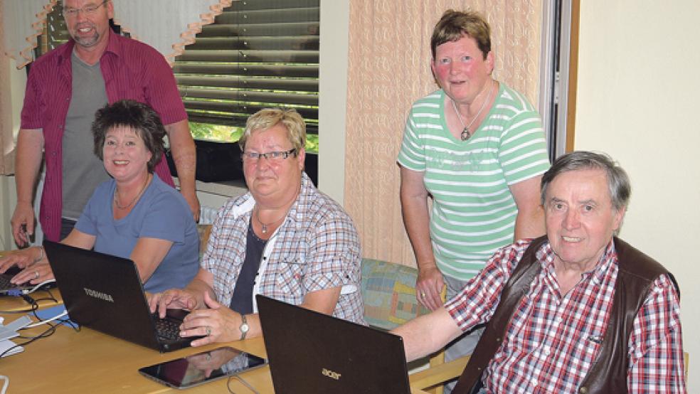 Gemeinsam in der Computerwelt. Unser Foto zeigt (von links) Johann-Dieter Hilbrands, Marianne Kiep, Karla Steinfelder, Dinchen Battermann und Rolf Richter.  © Foto: Himstedt