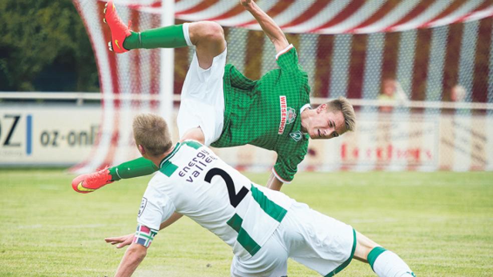 Aus der Bahn werfen ließen sich die U17-Talente von Werder Bremen gegen den FC Groningen nur in dieser Szene. Sie setzten sich in Bunde mit 3:0 durch. © Foto: Mentrup