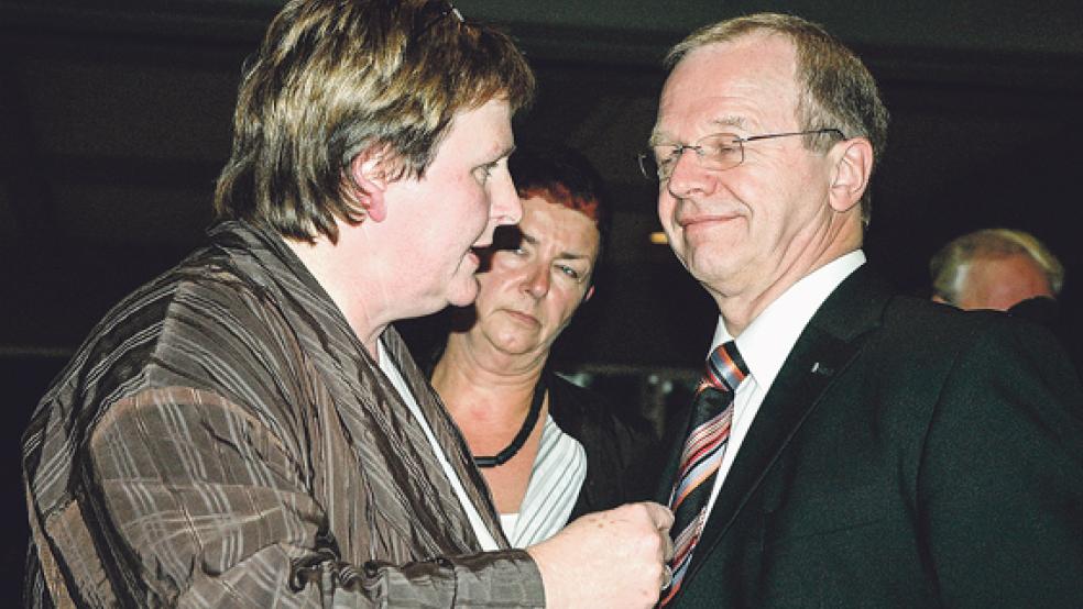 Nicht immer einer Meinung: Johanne Modder aus Bunde und Landrat Bernhard Bramlage, hier im Kreistag mit Frauke Maschmeyer-Pühl. © Foto: RZ-Archiv