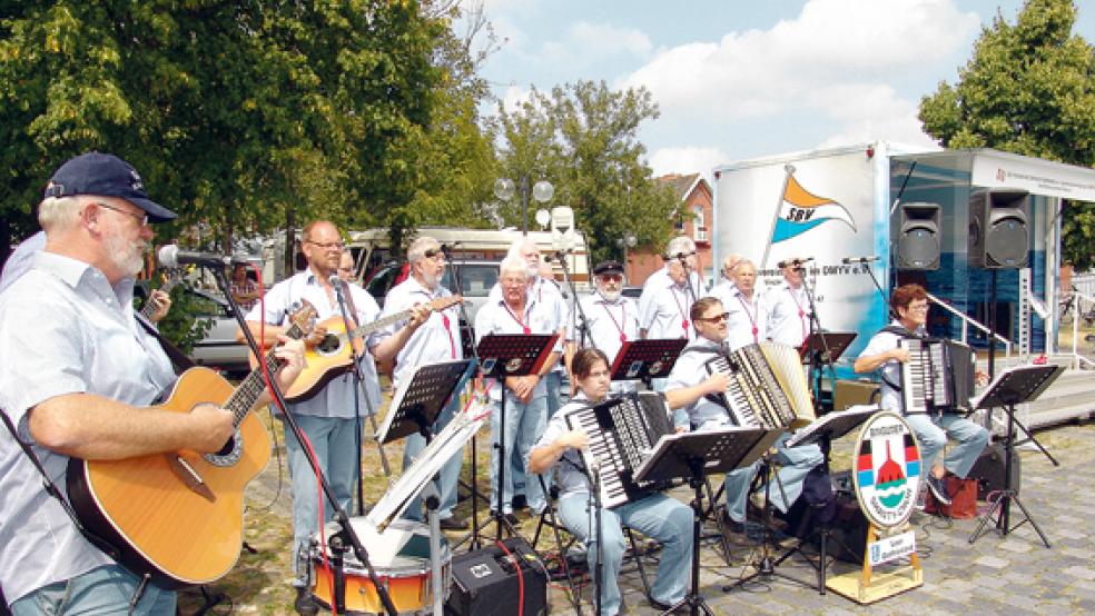 Zur Eröffnung von »Leer maritim« sorgte der Bingumer Shanty-Chor für Stimmung am Hafen. © Fotos: Boelmann