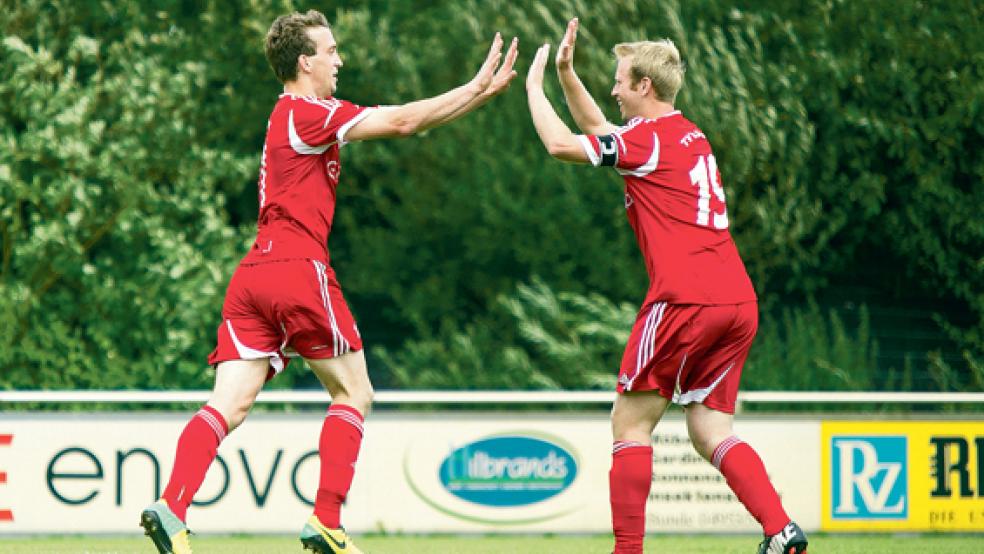 Bunder Freude über das 1:0: Torschütze Volker Wirtjes klatscht mit Thomas Girod ab. © Foto: Mentrup