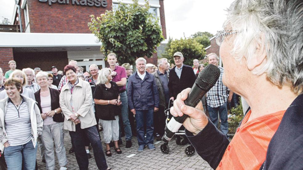 Ortsvorsteherin Bärbel Bieder berichtete von einem Gespräch mit Sparkassen-Chef Heinz Feldmann. Dieser habe gesagt, der Beschluss zur Schließung der Filialen sei unumstößlich. Viele Demonstranten reagierten mit Buhrufen. © Foto: Szyska