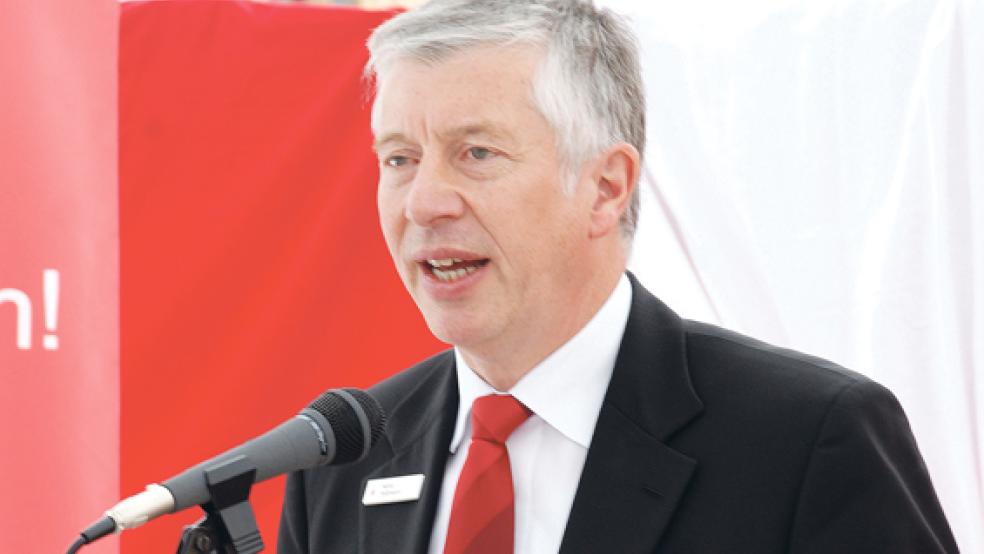 Sparkassen-Chef Heinz Feldmann - hier bei der Grundsteinlegung des neuen Sparkassenhauses am Denkmalsplatz in Leer am 24. Mai 2013 - führt derzeit kritische Gespräche am laufenden Band. © Archivfoto: Hoegen