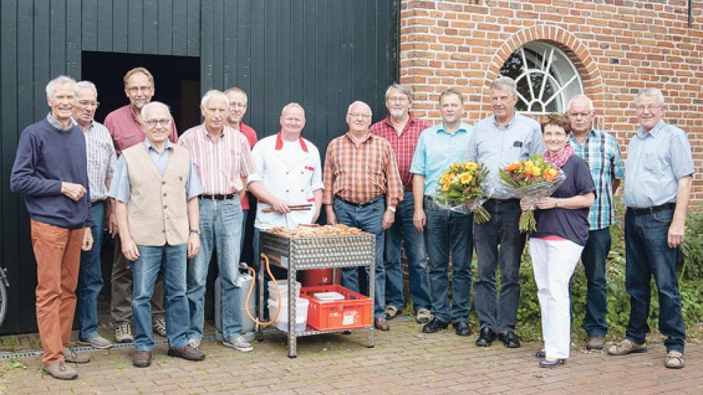 Saftiges vom Grill als Dankeschön spendierte die Gemeinde Bunde den fleißigen Hüttenbauern. © Foto: de Winter