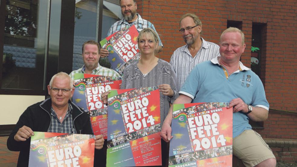 Damit sich das Meyer-Festival und die Euro-Fete nicht ins Gehege kommen, haben die Bunder ihr Fest um ein Wochenende verschoben. Auf viele Besucher in Bunde freuen sich die Organisatoren (von links) Eduard Severiens, Jochen Lübbermann, Reiner Veenhuis, Birgit Lübbermann-Gabriel, Harm Watermülder und Stefan Kröger. Es fehlt Hero Abbas.  © Foto:Himstedt