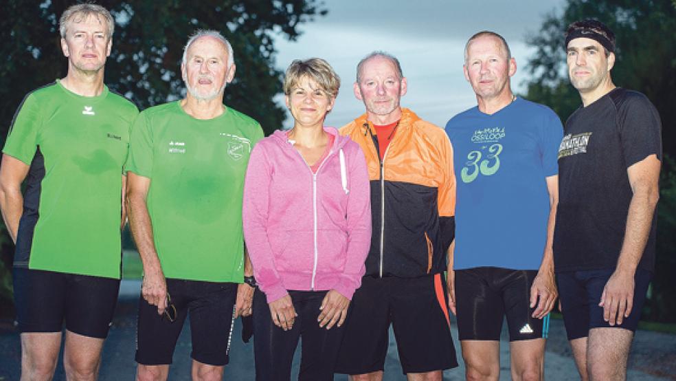 Schon mittendrin bei den Teutonen ist Karin Olthoff, hier gemeinsam mit (v. l.) Richard Hartema, Wilfried Franzen, Karl-Heinz Schöning, Josef Bohlen und Jan Klaaßen nach einem Zehn-Kilometer-Trainingslauf am Dienstagabend. © Fotos: Mentrup, Siemons