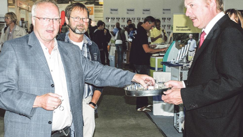 Gewerbeschau 2012 in Weener: Der SPD-Kreistagsabgeordnete Gerrit Dreesmann (links) genehmigt sich ein Glas reinsten Trinkwassers. Serviert wird es ihm vom Geschäftsführer des Wasserversorgungsverbandes Rheiderland, Jan Schulte. Ein solches Bild will das Rechnungsprüfungsamt des Landkreises Leer zukünftig nicht mehr sehen. © Archivfoto: Hoegen