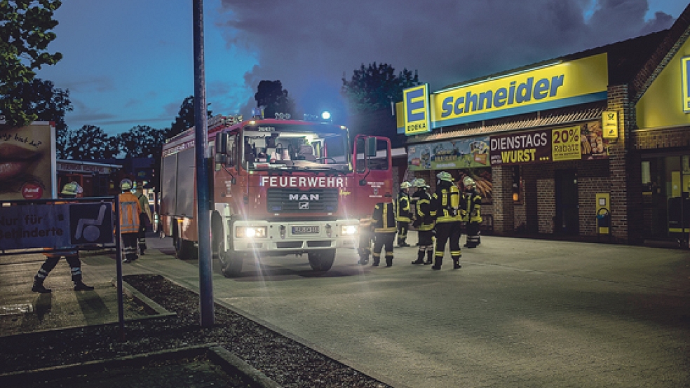Die Brandmeldeanlage in einem Supermarkt an der Neuen Feldstraße in Weener hatte am Donnerstagabend nach Geschäftsschluss ausgelöst.  © Foto: Klemmer