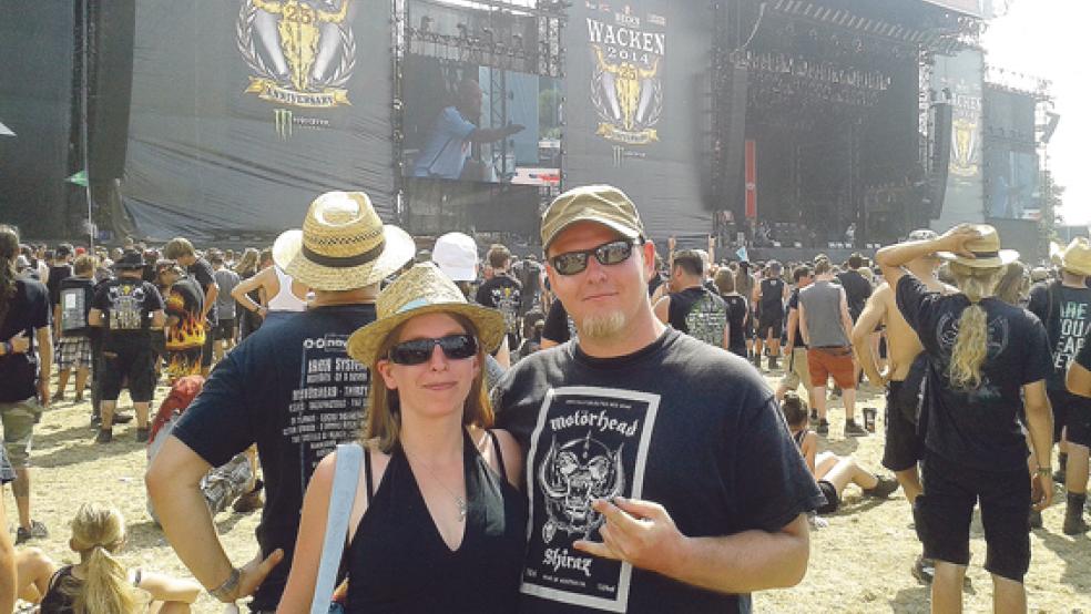 Ein »Wacken-Selfie«: Sabine Olthaus und Andreas Huisinga. © Foto: Huisinga