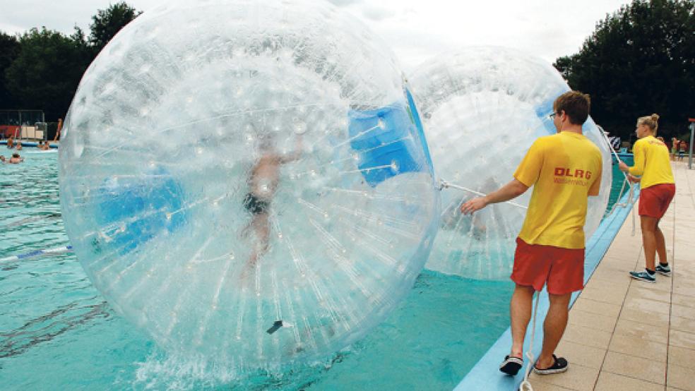 Im Dauereinsatz waren die zwei »Megalaufbälle« im Friesenbad, die von Mitgliedern der DLRG betreut wurden.  © Fotos: Kuper