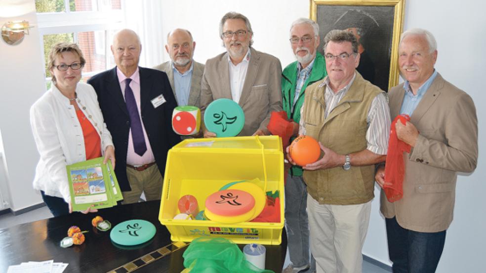 Signe Foetzki (von links) von der Brandkasse, Karl-Heinz Jesionek (Gebietsbeauftragter der ostfriesischen Verkehrswachten), Jürgen Wahl (Verkehrswacht Norden), Hans-Jürgen Dieken (Verkehrswacht Aurich), Wibrandus Reddingius (Verkehrswacht Leer), Diedrich Draeger (Verkehrswacht Emden) und Klaus Wilbers (Verkehrswacht Wittmund) stellten das neue Programm für »Mein Kindergartenjahr« vor. © Foto: Herren