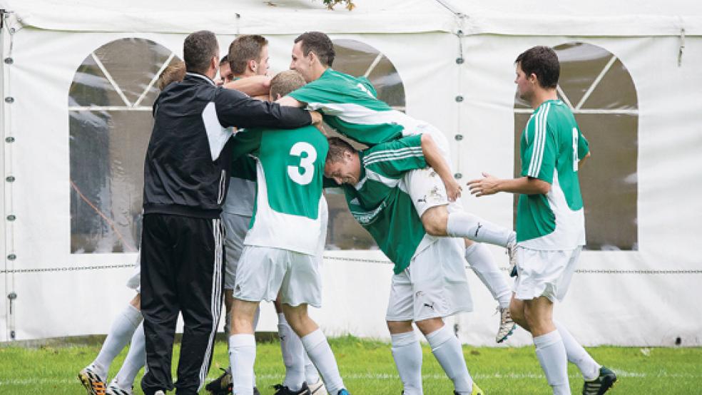 Stapelmoorer Freude: Die Teutonen bejubeln Tammo Schmidts Ausgleichstreffer. Aber es sollte noch besser kommen beim 2:1-Sieg gegen Detern. © Foto: Mentrup