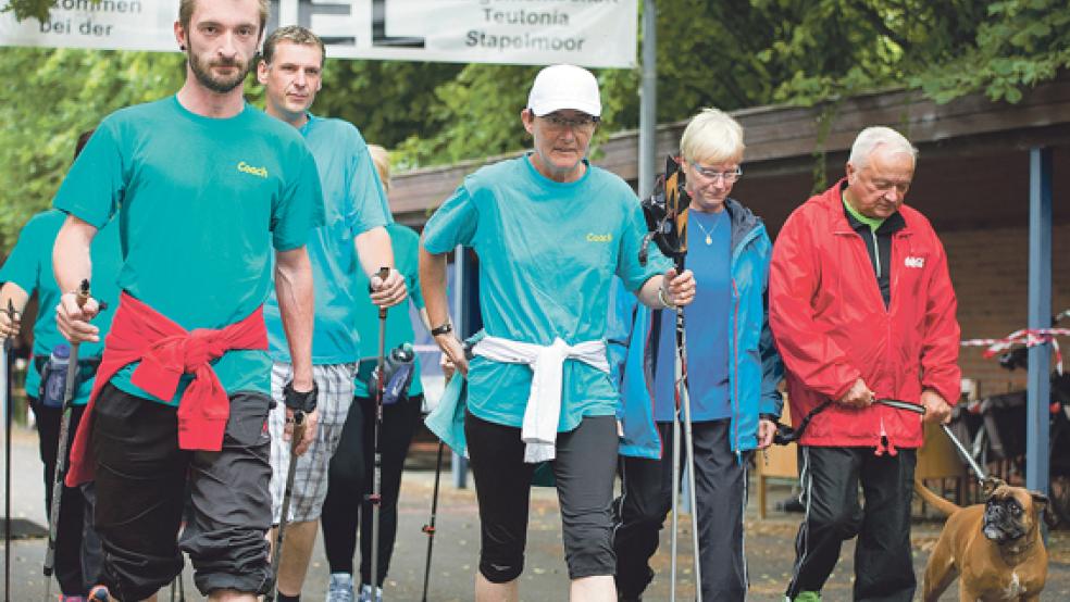 Ab geht’s: Die Walker und Nordic-Walker beim Start. Mit dabei - und an ihren türkisen T-Shirts gut zu erkennen - waren auch die Roadwalker aus Weener. © Fotos: Mentrup