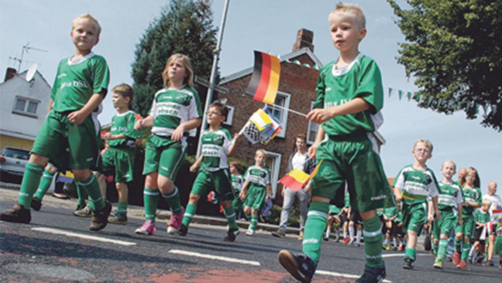 Beim großen Festumzug durch die Straßen von Stapelmoor wird auch wieder der Fußballer-Nachwuchs mitmarschieren. Unser Foto entstand im vergangenen Jahr an der Ecke Möhlenweg/Hauptstraße. © Foto: Kuper