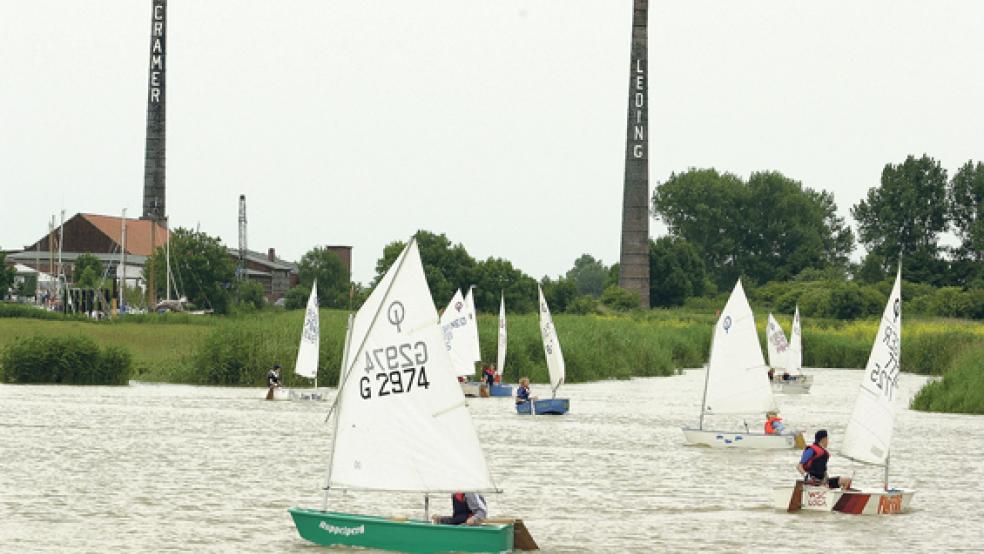 Gehört die Ziegelei-Regatta des Yachtclubs Midlum bald der Vergangenheit an? Der Landkreis Leer hat dem Yachtclub, dem Museumsverein, der Gemeinde Jemgum und dem Ehepaar Bröske die Nutzung der Anlagen im Deichvorland nun offiziell untersagt. Der Wassersportverein bangt bereits ums Überleben, weil ihm die Mitglieder weglaufen. © Foto: privat