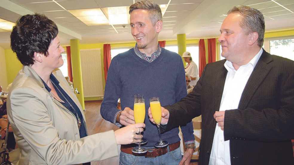 Zum Abschied stoßen Melanie Thöben und Frank Markus (rechts) mit dem bisherigen Heimleiter Andreas Niebisch mit einem Glas Sekt mit Orangensaft an. © Foto: Hoegen