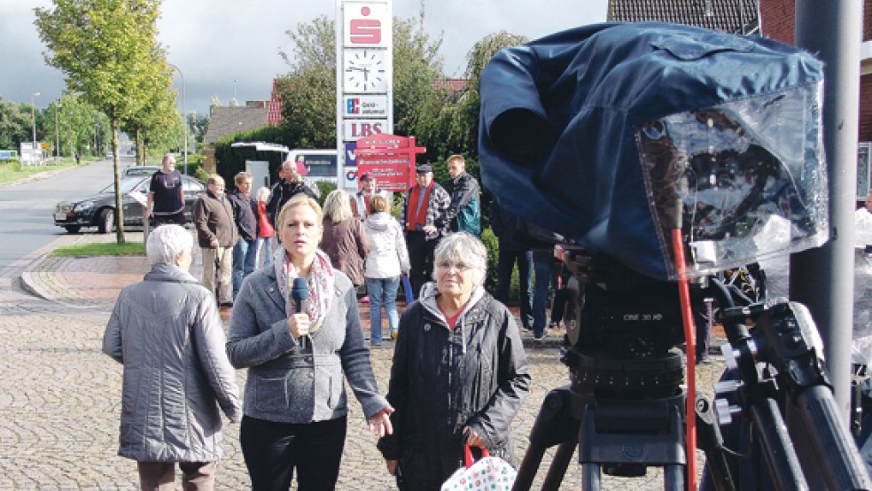 Auch der Norddeutsche Rundfunk hat über die Demonstration vor der Sparkassen-Filiale in Bingum berichtet. Ortsvorsteherin Bärbel Bieder (r.) stand Rede und Antwort. © Foto: Boelmann