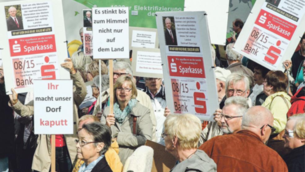 Auf vielen Protestplakaten machten die Demonstranten auf dem Denkmalsplatz in Leer ihre Ablehnung der Sparkassen-Pläne deutlich. © Foto: Szyska