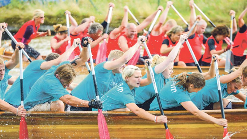 Als sehr ehrgeizig und fit erwiesen sich die Paddler vom »Fitness-Zentrum Weener« (blaue Trikots). © Fotos: Klemmer