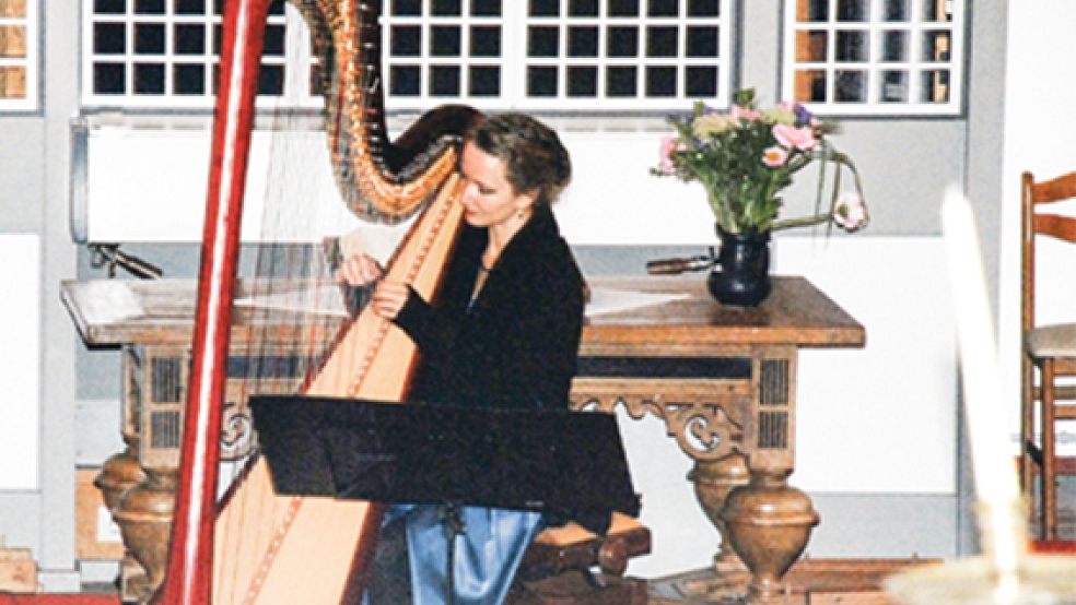 Erläuterte dem Publikum in der Ditzumer Kirche galant und unterhaltsam sowohl die auserkorenen Komponisten als auch ihr Instrument: Assia Cunego.  © Foto: Kuper