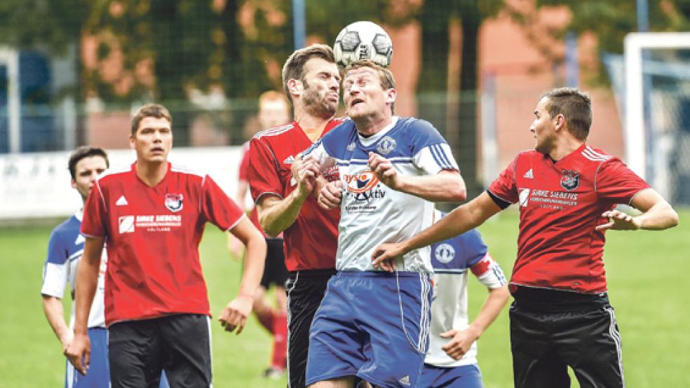 Augen zu und durch: Möhlenwarfs Peter Rand im Kopfballduell. © Foto: Bruins