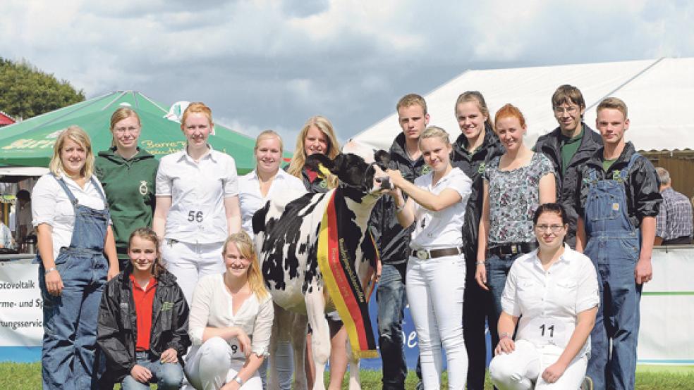 Beim Bundeswettbewerb der Jungzüchter in Wüsting bei Oldenburg erreichte das Team des Vereins Ostfriesischer Stammviehzüchter gute Platzierungen. In der Bildmitte: Reservesiegerin jung Johanna Ahrends aus Eggelingen mit ihrem Rind Ambra aus der Zucht von Jürgen Hobbie (Kiebitznest). © Foto: privat