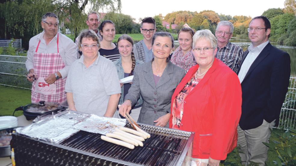 Gäste und Vorstandsriege beim CDU-Grillfest in Weener: (von links) die Grillmeister Helmut Hinderks und Barbara Anders, Reinhard Schüür, Frauke Bock, JU-Kreisvorsitzende Janka Schulte, Politpate Daniel Müller, Gitta Connemann, Politpatin Katrin Müller, Hildegard Hinderks, Broer Wübbena-Mecima und Ralf Jurzcyk (CDU-Kreisgeschäftsführer). © Foto: Hanken