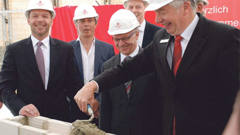 Die Landräte Matthias Köring (Wittmund, links) und Bernhard Bramlage (Leer, Zweiter von rechts) legten am 24. Mai 2013 gemeinsam mit Vorstandschef Heinz Feldmann (rechts) den Grundstein für die neue Sparkassen-Hauptstelle am Denkmalsplatz in Leer. © Archivfoto: Hoegen