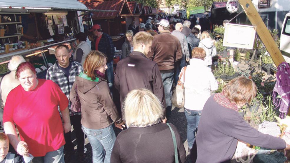 Dichte Menschentrauben auf dem Bauern- und Handwerkermarkt in Weener. Ein solches Bild wünschen sich die Organisatoren auch in diesem Jahr. © Archivfoto: Boelmann