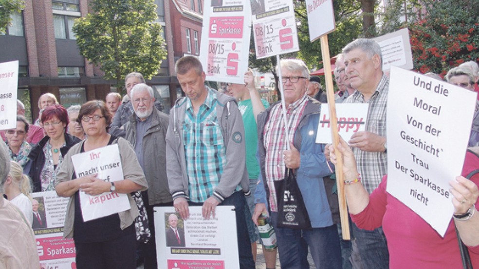 Rund 100 Kunden und Einwohner demonstrierten gestern am späten Nachmittag auf dem Denkmalsplatz in Leer gegen die geplanten Sparkassen-Schließungen. Im Rheiderland sollen vier Filialen dicht gemacht werden.  © Foto: Boelmann