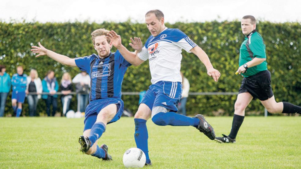 Kampfbetont war das Derby zwischen dem TuS Ditzumerverlaat (links: Thomas Wilken) und den Sportfreunden Möhlenwarf (rechts: Marco Chrisians). Am Ende feierte der TuS einen klaren 4:1-Sieg. © Foto: Mentrup