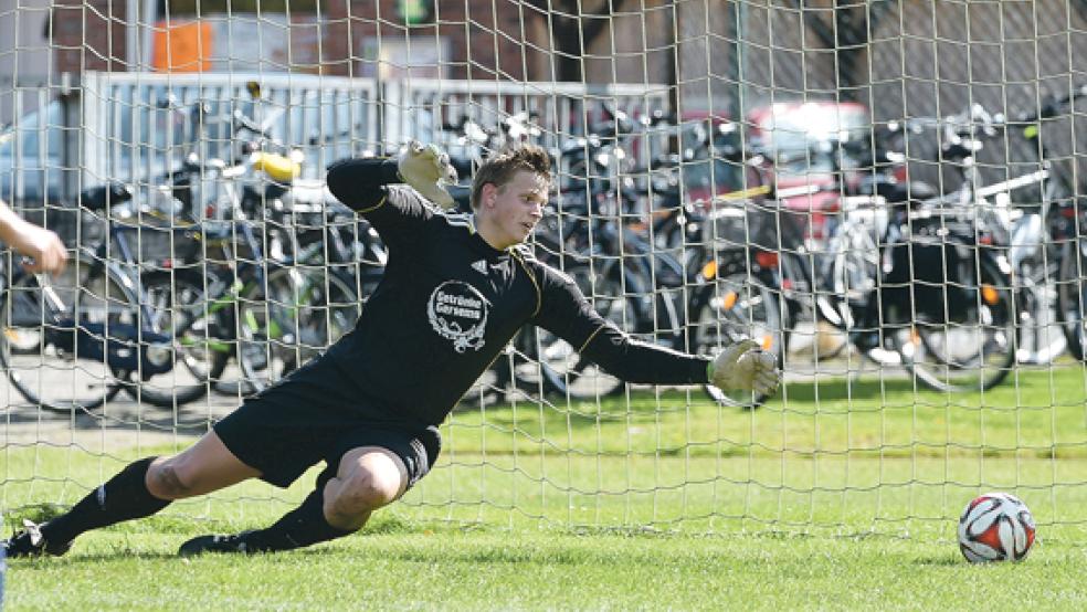 Vergeblich streckt sich Weeners Torhüter Hauke van Göns bei Suurhusens Treffer zum 0:1. © Fotos: Bruins (2), Mentrup