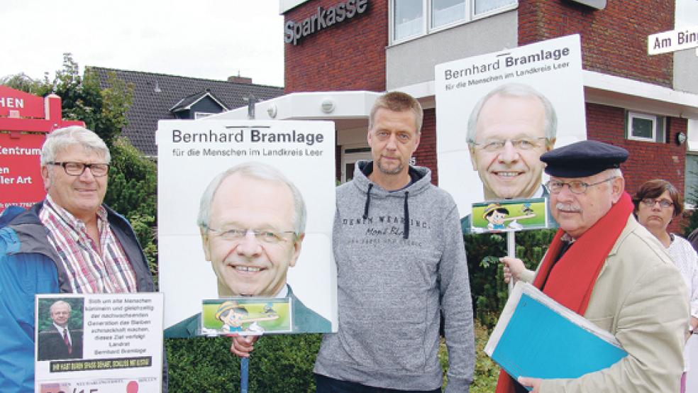 Präsentierten gestern Abend auf der Demonstration in Bingum neue Plakate, die Landrat Bernhard Bramlage mit einer Pinocchio-Nase zeigen: Peter Sobeck, Johann Robbe (beide aus Ditzum) und Helmut Seidemann aus Pogum (von links). Rund 120 Teilnehmer beteiligten sich an der mittlerweile siebten Protestkundgebung gegen die Filialschließungen. © Foto: Boelmann