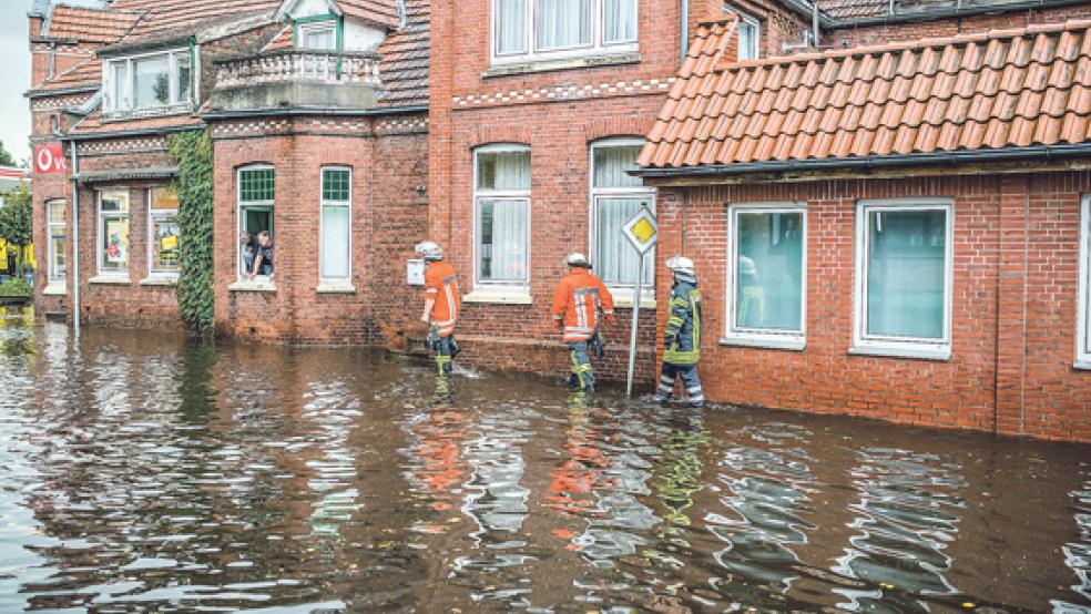 Wellen klatschen an Hauswände in der Risiusstraße. Nach dem Starkregen am Wochenende hatte sich Weener stellenweise in »Weenedig« verwandelt.  © Foto: Klemmer