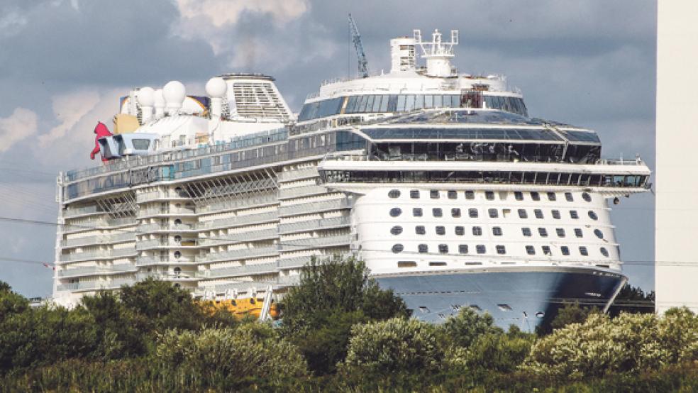 Das Kreuzfahrtschiff »Quantum of the Seas« wird voraussichtlich in rund zwei Wochen von Papenburg durch die Ems nach Eemshaven überführt - nach den »Winterstau«-Regeln, die künftig bis Ende März gelten. © Foto: Großpietsch