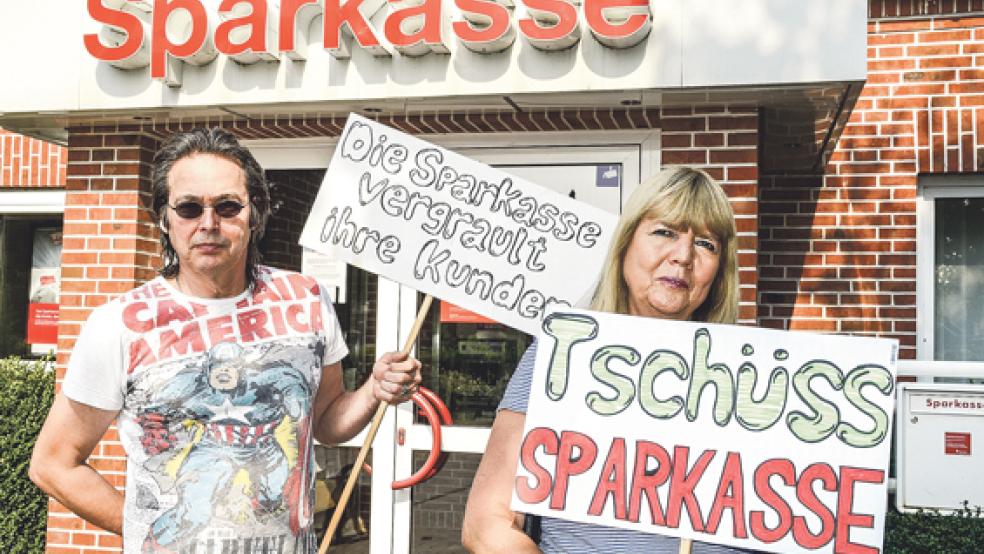 Abschiedsgrüße an die Sparkasse Wymeer: Noch einmal haben Ingrid und Harry de Winter ihrer Filiale im Dorf gestern Mittag einen Besuch abgestattet. Minuten später wurde die Bank zur Ruhebank. © Foto: Hanken