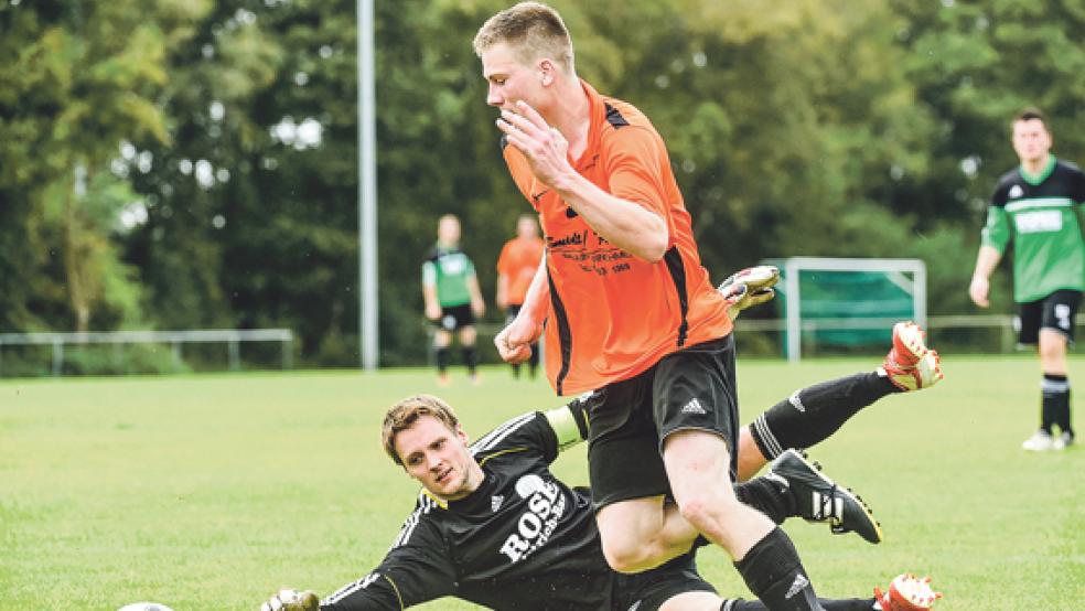 Auf dem Weg zum Tor: Joachim Smid ist bereits am Frisia-Keeper vorbei, wird aber gleich zurückgepfiffen. © Foto: Bruins