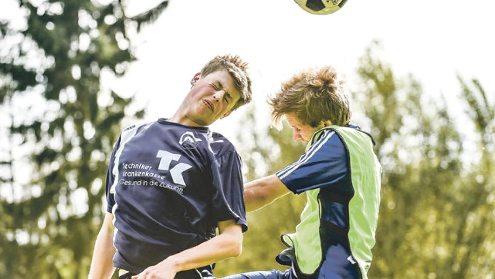 Augen zu und durch: Der Heidjer Markus Müller (l.) und der Verlaatjer Thomas Wilken im Kopfballduell. Wilken brachte den TuS mit seinem Treffer auf die Siegerstraße im Rheiderland-Derby. © Foto: Bruins