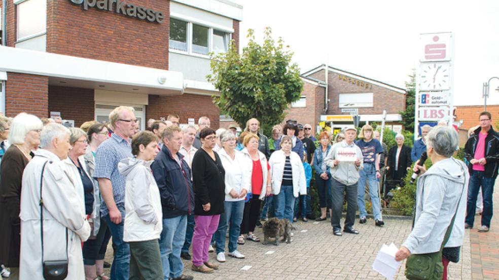 Vertrautes Bild: Auch gestern versammelten sich gut 150 Protestler vor der Sparkasse Bingum, um gegen die nunmehr umgesetzte Schließung von Filialen zu demonstrieren. © Foto: Hanken