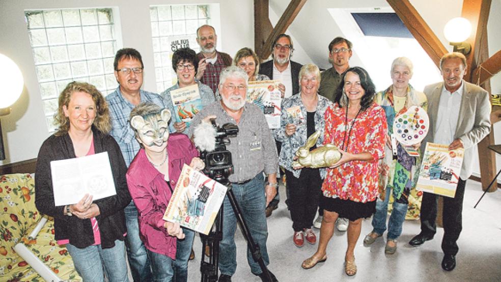 Vielfältig ist das Programm des Kinderkulturmonats in Weener, das beteiligte Kulturschaffende gestern in der Stadtbücherei vorstellten. © Foto: Szyska